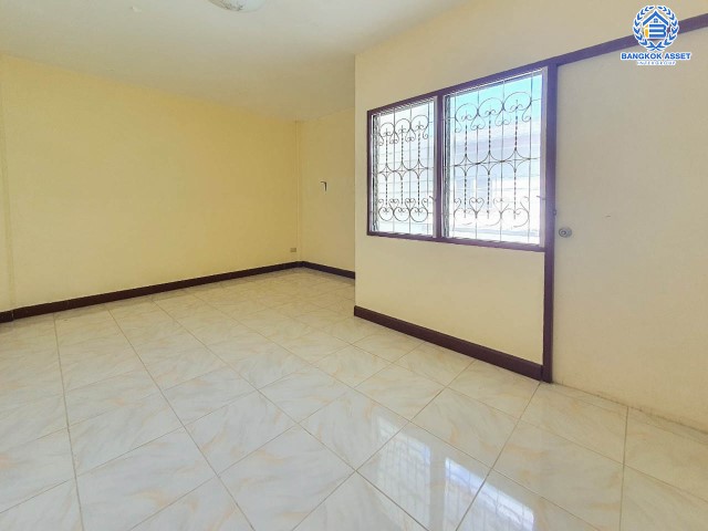 ทาวน์โฮมมือสอง กรุงเทพฯ หมู่บ้านสุชา1 เพชรเกษม เนื้อที่กว้าง 17.60 ตร.ว. ฟังก์ชัน 4 ห้องนอน 3 ห้องน้ำ ที่จอดรถ 1 คัน บ้านสภาพสวย ต่อเติมพร้อมอยู่ โครงการตั้งบนทำเลแห่งการเดินทาง ใกล้รถไฟฟ้าสายสีน้ำเงิน "สถานีหลักสอง" และทางด่วน "พระราม2" จองด่วน!...